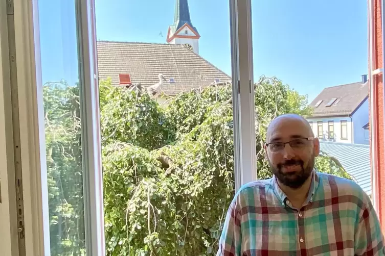 Rektor Andreas Mock in dem Klassenraum, von dem aus man den besten Blick auf die in der Trauerbuche nistende Storchenfamilie hat