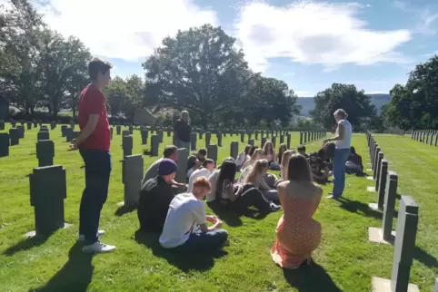 Auf der Kriegsgräberstätte in Niederbronn-les-Bains erfahren die Schüler viel über die Einzelschicksale der hier Bestatteten. 