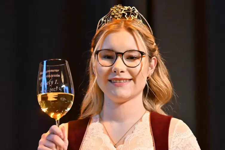 Maikammers Weinprinzessin Emely eröffnet am Freitagabend die Weinkerwe. 