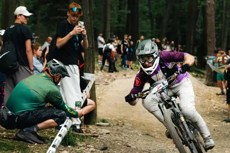 Zuschauer stehen in Endurorennen vor allem an den Wertungsprüfungen.