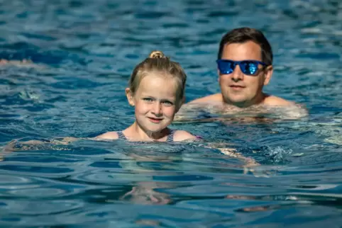 So macht man es richtig: Michael Hack begleitet seine fünfjährige Tochter Paula im Tiefschwimmerbecken des Contwiger Freibades. 
