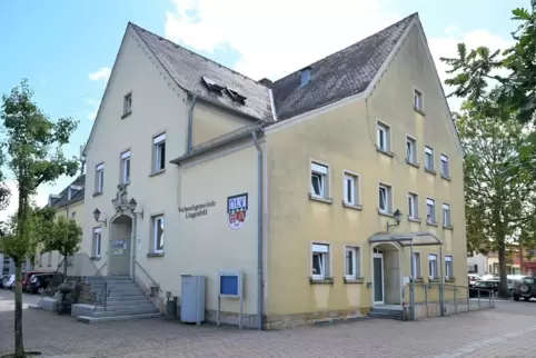 Das Rathaus in Lingenfeld: Streaming von Ratssitzungen sehen viele Kommunalpolitiker kritisch. 