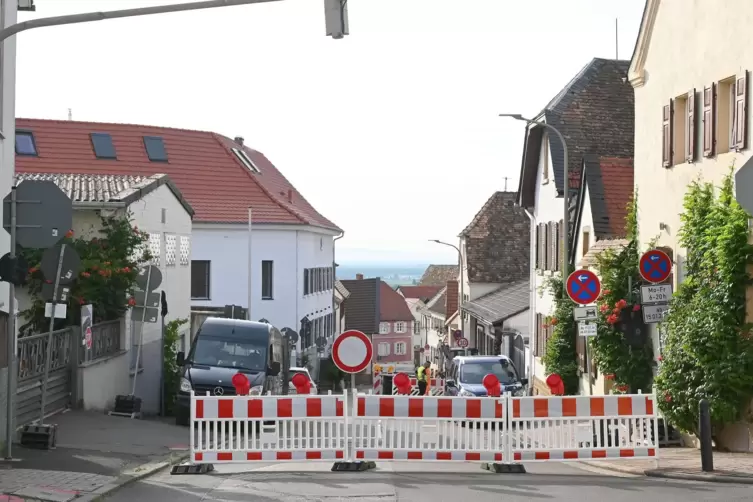 Die gesperrte Hauptstraße in Herxheim am Berg.