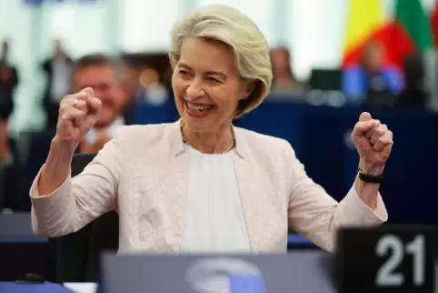 Im Augenblick des Triumphes ist selbst der stets kontrollierten und zurückhaltenden Ursula von der Leyen die Erleichterung anzus