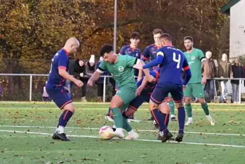  Hat der Fastaufsteiger der letzten Saison, der VfB Waldmohr (in Blau), hier gegen den SV Kottweiler-Schwanden, auch in der komm