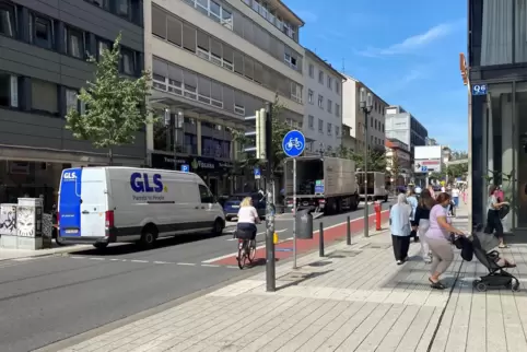 Fußgänger, Radfahrer, Autos: In der Fressgasse kann es schon mal eng werden.