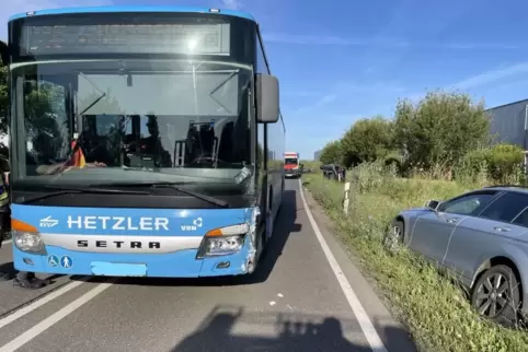 Der Bus mit 50 Schulkindern stieß frontal mit zwei Autos zusammen. 