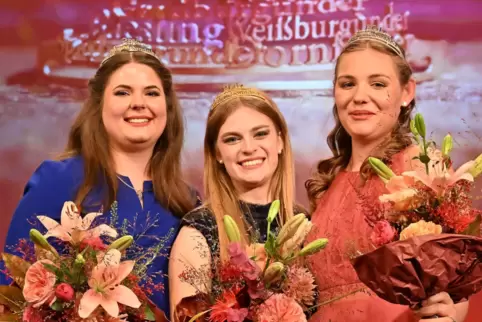 Sie tragen noch Kronen: Die amtierende Pfälzer Weinkönigin Charlotte Weihl (Mitte) mt den Prinzessinnen Laura Götze und Hanna Sp