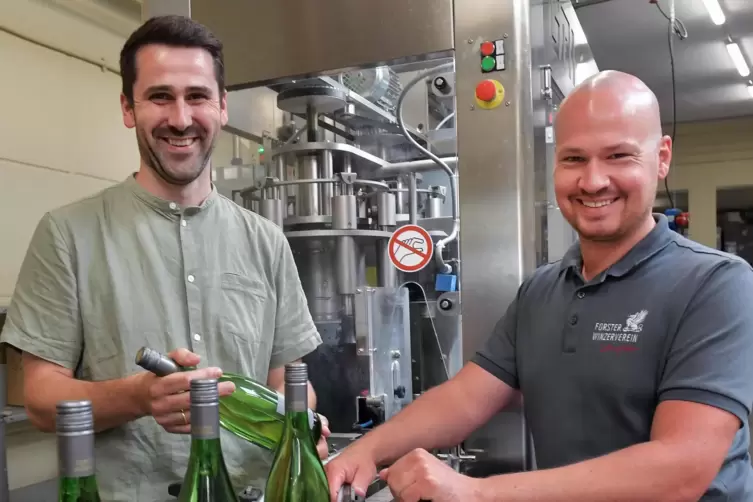 Vor der neuen Abfüllmaschine: Patrick Pehlke (links) und Christoph Lutz. 