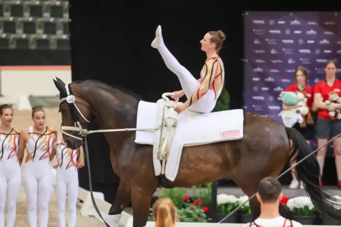 Hannah Steverding (auf dem Pferd) führt mit ihrem Team Norka bei der Weltmeisterschaft der Voltigierer in Bern. Die Entscheidung