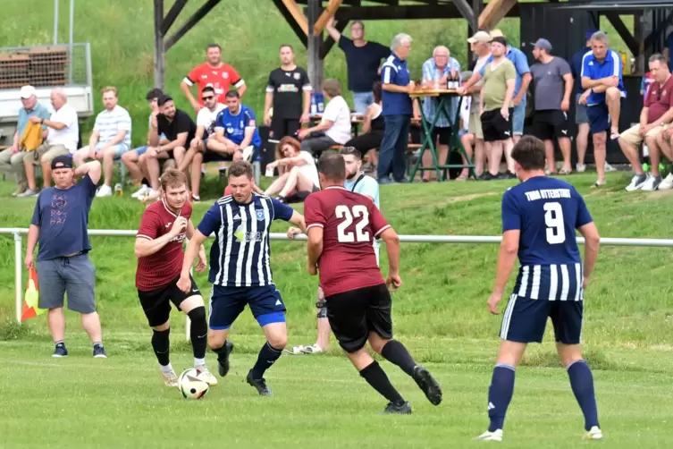 Sicherheit und Hoffnung: TuRa Otterstadt (blau) steht im Halbfinale. RW Speyer hat es in der eigenen Hand.