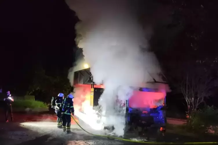 Unter Einsatz von schwerem Atemschutz hat die Feuerwehr den Lkw-Brand in Contwig gelöscht. 