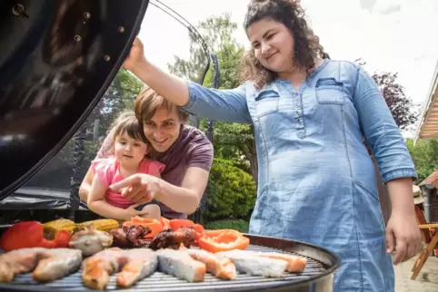 Eine Familie am Grill