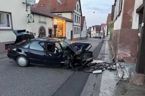 Der Schaden an der Hauswand ist noch nicht beziffert. 