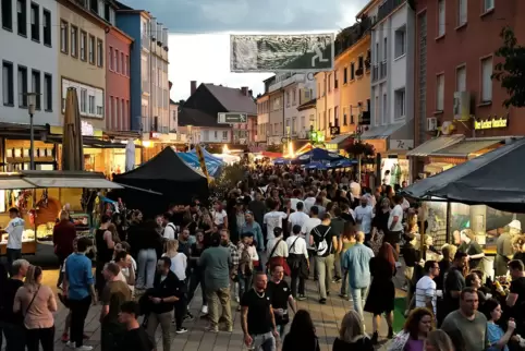 Die Zweibrücker Fußgängerzone beim Stadtfest 2023, samstagabends.
