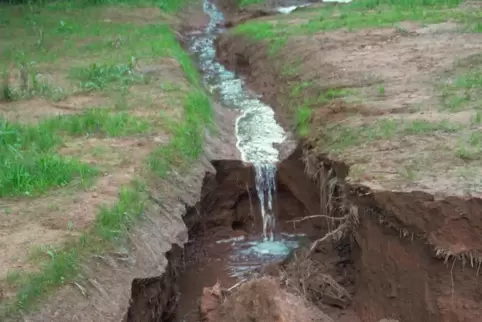 Der Steinbach erhielt zwar wieder ein neues Bachbett. Das Wasser macht aber, was es will, und sucht sich eigene Wege. Ansatzweis