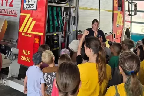 Junge Ferienfreizeit-Teilnehmer beim Besuch in der Hauptfeuerwache. 