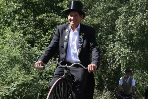 Mit Frack und Zylinder: Hans Rügner aus Frankfurt auf seinem Hochrad – ein Foto von einer früheren Auflage der „Historischen Rad