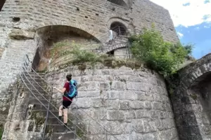 Frau geht die Treppe zu Burg Gräfenstein hoch