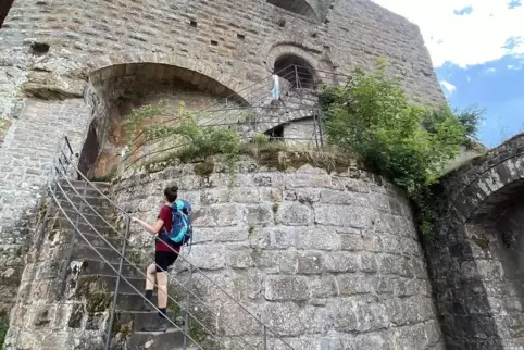 Frau geht die Treppe zu Burg Gräfenstein hoch