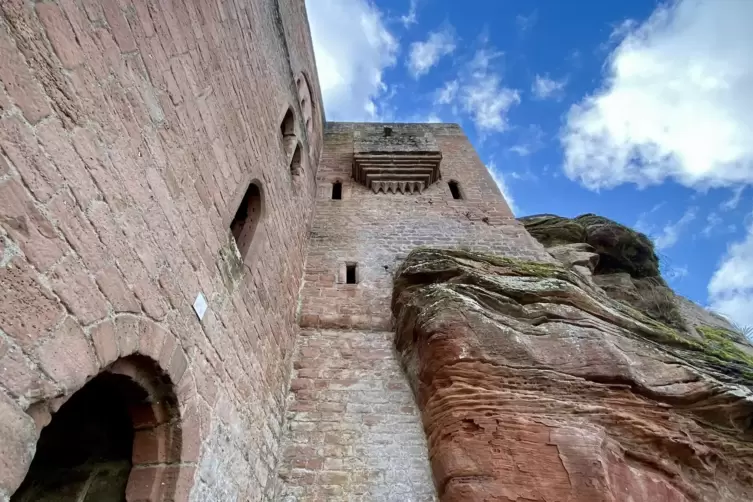 Mauern der Burg Frankenstein vor blauem Himmel