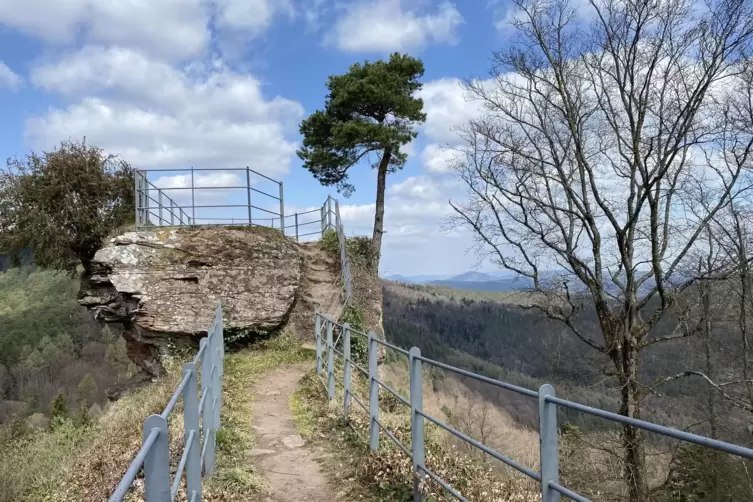 Aussichtspunkt der Burgruine Guttenberg mit Sicherheits-Gitter