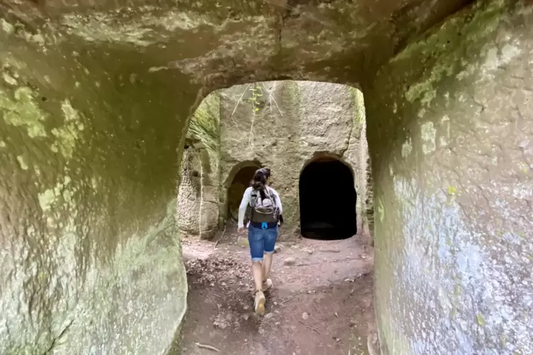 Frau läuft durch Felsgänge von Burg Windstein