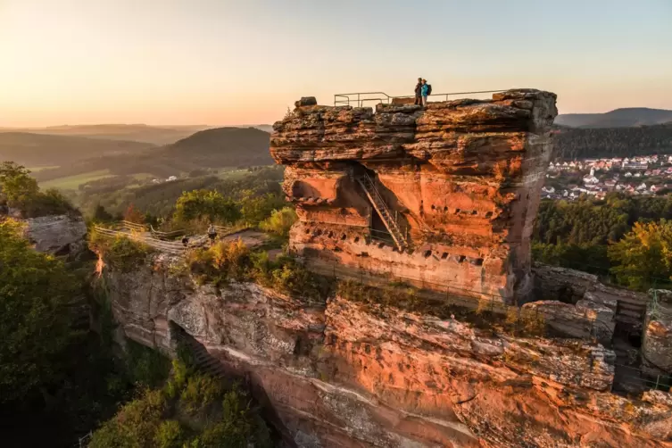 Burgruine Drachenfels im Licht der untergehenden Sonne 