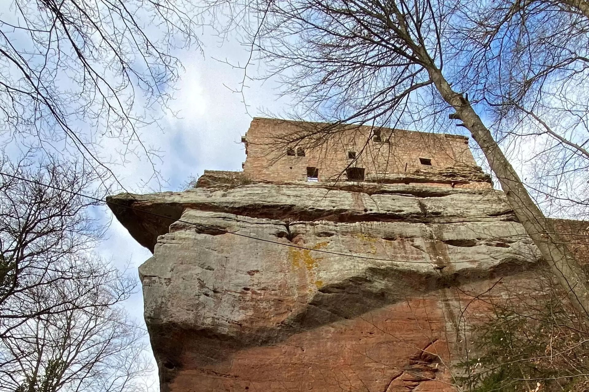 Burg Spangenberg auf der Sandsteinklippe von unten betrachtet