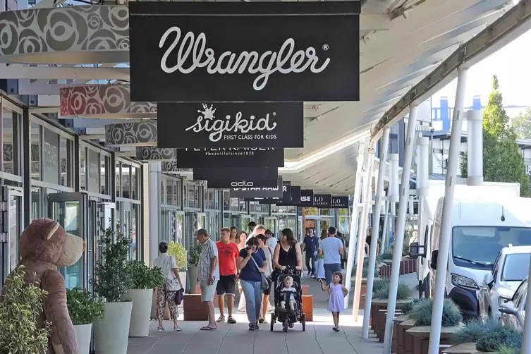 Blick in eine Ladenstraße im Fashion Outlet Zweibrücken.