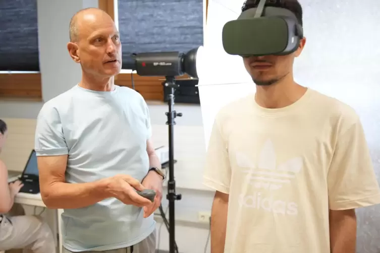  Virtual-Reality-Brillen ermöglichen den Jugendlichen einen zum Greifen nahen Einblick in Berufsfelder. Job-Camp-Koordinator Chr