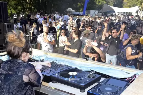 Bringt Hände in die Höhe und Füße in Bewegung: DJ Saoirse beim Bliesfestival 2023.