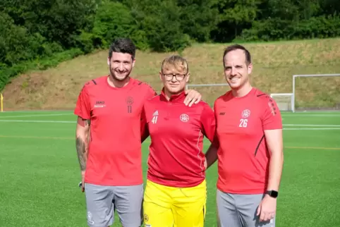 Die Trainer des TSC Zweibrücken II, Sebastian Meil (links) und Steffen Arreche (rechts), mit Neuzugang Lars Sefrin.