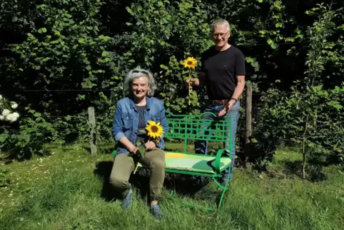  Sonja Geib-Mägel und Klaus Platz präsentieren die Grüne Bank. Dort wollen die Grünen-Ortsbeiratsmitglieder ins Gespräch mit den