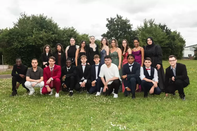 Gruppenfoto auf der Wiese bei der Gemeindehalle in Weitersweiler. Hintere Reihe (stehend) von links nach rechts: Maria Entiseras