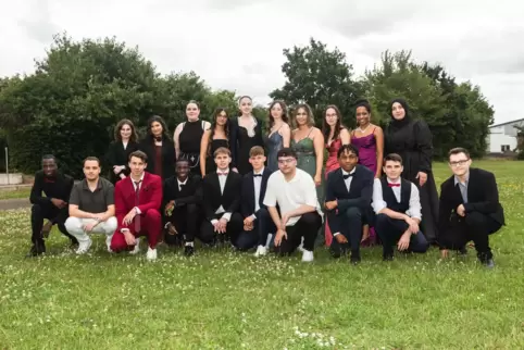 Gruppenfoto auf der Wiese bei der Gemeindehalle in Weitersweiler. Hintere Reihe (stehend) von links nach rechts: Maria Entiseras