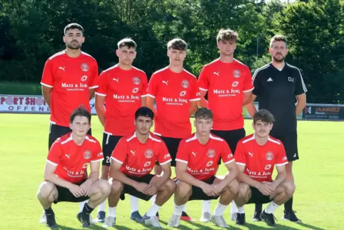 Trainer Daniel Jahnke mit (hinten, von links) Adnan Sentürk, Luca Preuß, Mex Messerschmitt, Trey Fordyce Hlywka und (vorn) Fynn 