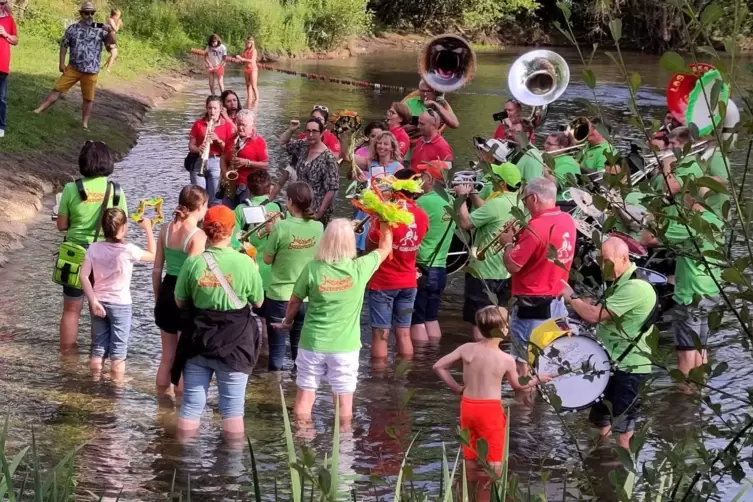 Kalte Füße, mitreißende Musik: 50 Jahre Partnerschaft feierten Waldsee und Ruffec am französischen Nationalfeiertag.