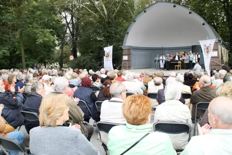 Viele Jahre Anziehungspunkt im Ebertpark: die Konzertmuschel am Turmrestaurant.