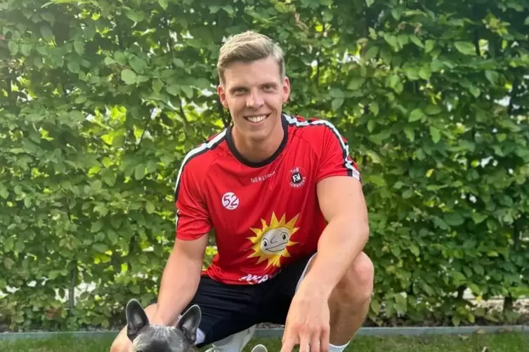 Handballprofi Alexander Schulze in der neuen Heimat in Lübbecke im Shirt seines neuen Vereins TuS N-Lübbecke.