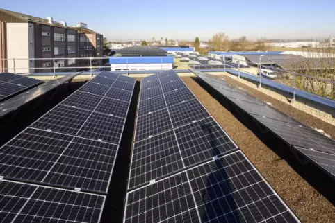 Neue SWS-Kantine: Blick von deren Solardach auf weitere Gebäude des Kommunalversorgers.