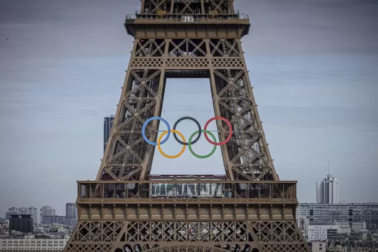 Die Olympischen Ringe hängen längst am Wahrzeichen von Paris, dem Eiffelturm. 