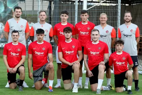 Trainer und Neuzugänge (von links): hinten Michael Gratzfeld (Sportlicher Leiter), Florian Gander (Torwarttrainer), Sebastian He