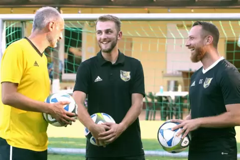 SV Erlenbach, Trainer und Neuzugänge. v.l. Matthias Orso (Trainer), Bleron Azemi und Philipp Tavares da silva (Trainer)