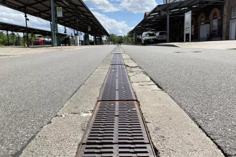 Marode: die Entwässerungsrinne der Busspur am Grünstadter Bahnhof. 