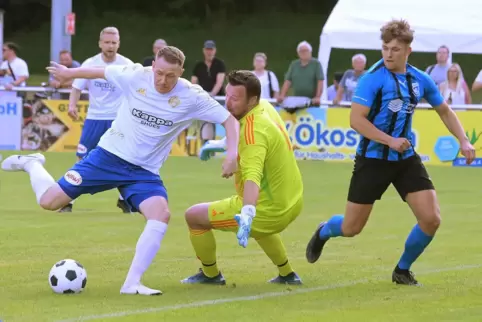 Stürmer Dennis Krob trifft zum 1:0 für den FK Pirmasens. Hinterweidenthals guter Torhüter Jonas Jung und Verteidiger Frederik Ma