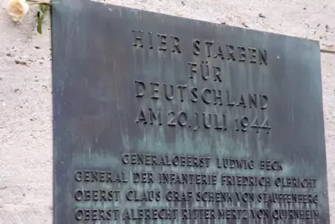 Eine Bronzetafel erinnert in der Gedenkstätte Deutscher Widerstand im Bendlerblock an den 20. Juli 1944.