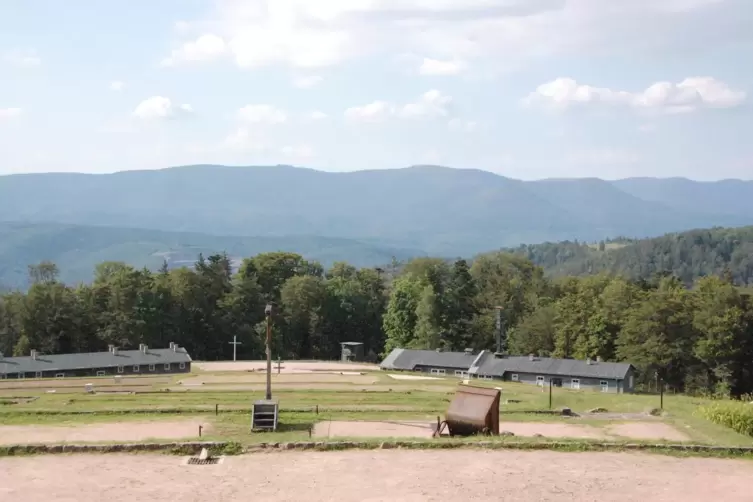 Das ehemalige KZ Natzweiler-Struthof heute: links die Baracke des Lagergefängnisses, rechts das Krematorium.