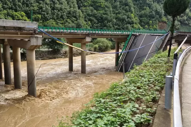 Unwetter in China - Brücke eingestürzt