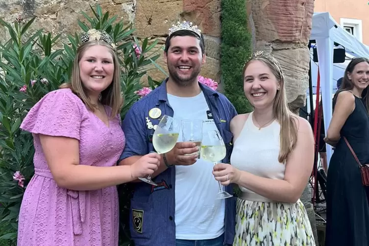 Stolzer Kronenträger: Marco Roverato mit den „echten“ Weinprinzessinnen Sarah Krebs (links) und Alina Hoffmann. 